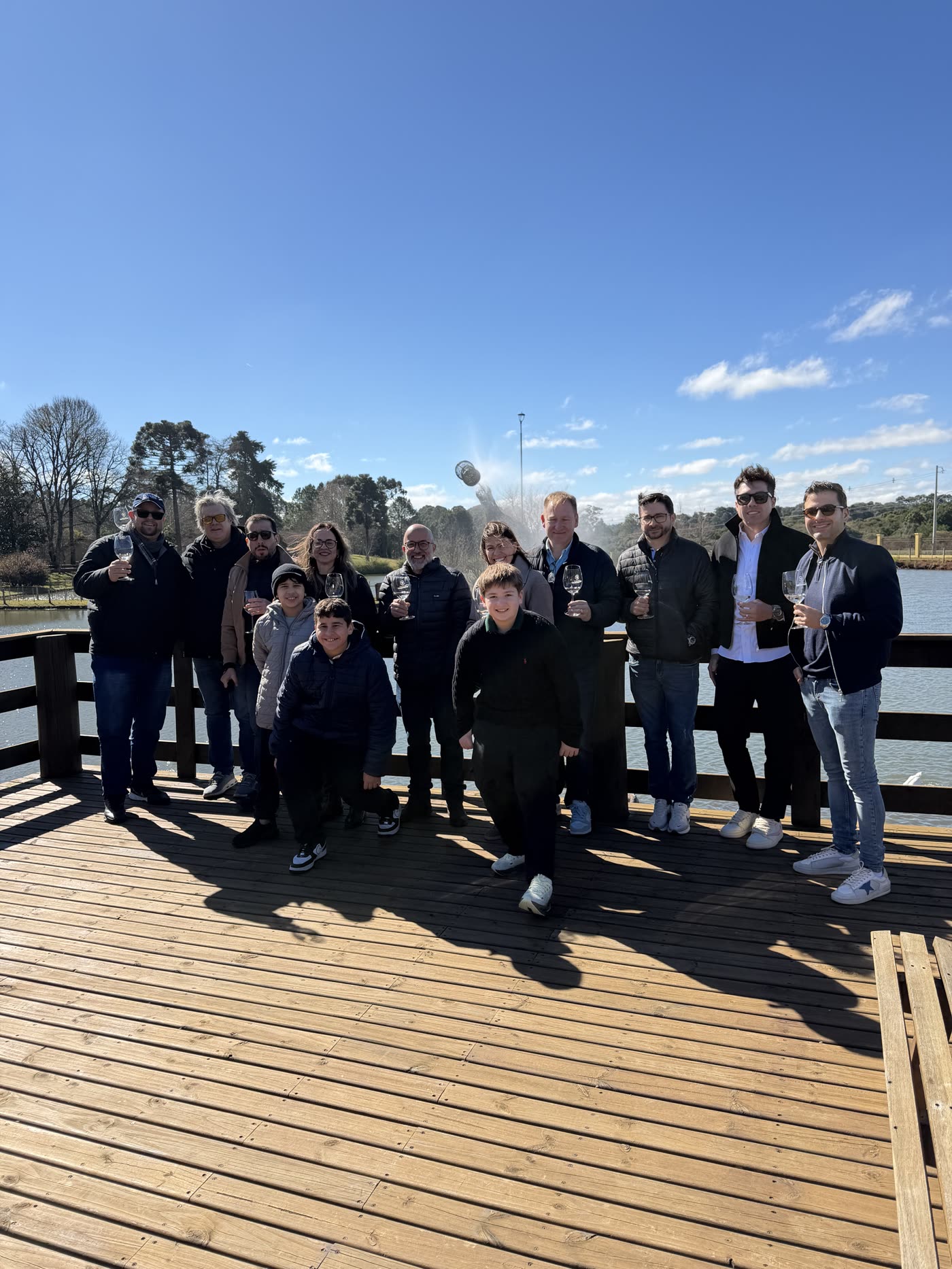 Associados do Watch Time Club brindando em um encontro presencial