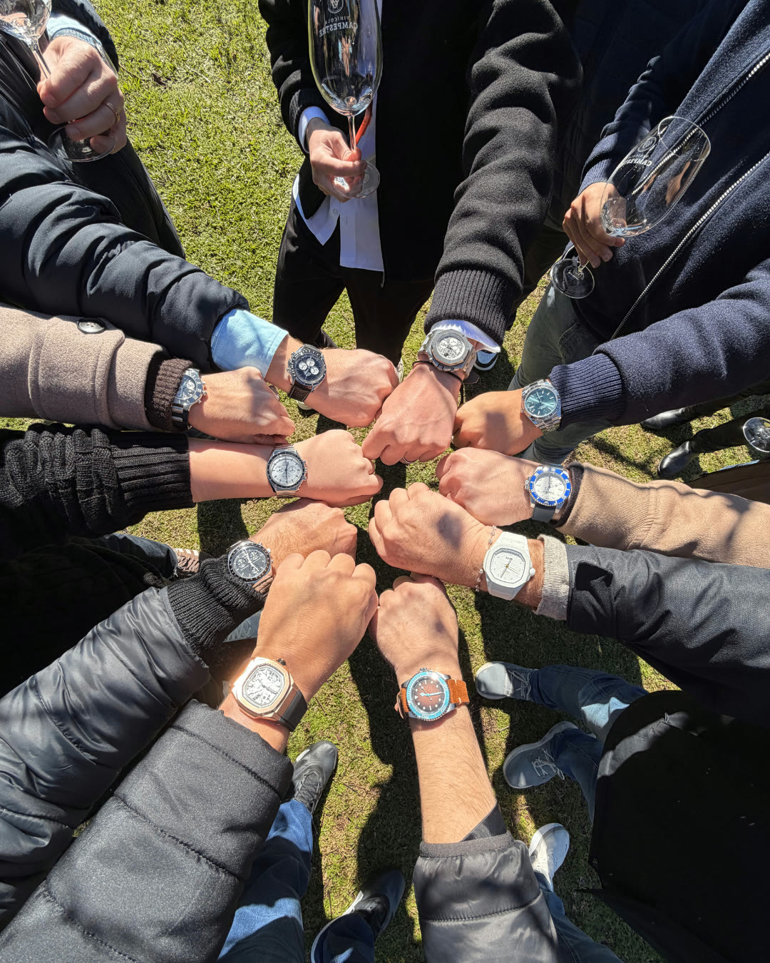 Colecionadores do Watch Time Club unindo os pulsos com seus relógios